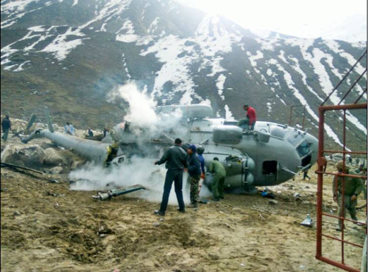 PHOTOS: लोहे के गर्डर से टकराकर MI-17 हेलीकॉप्टर क्रैश
