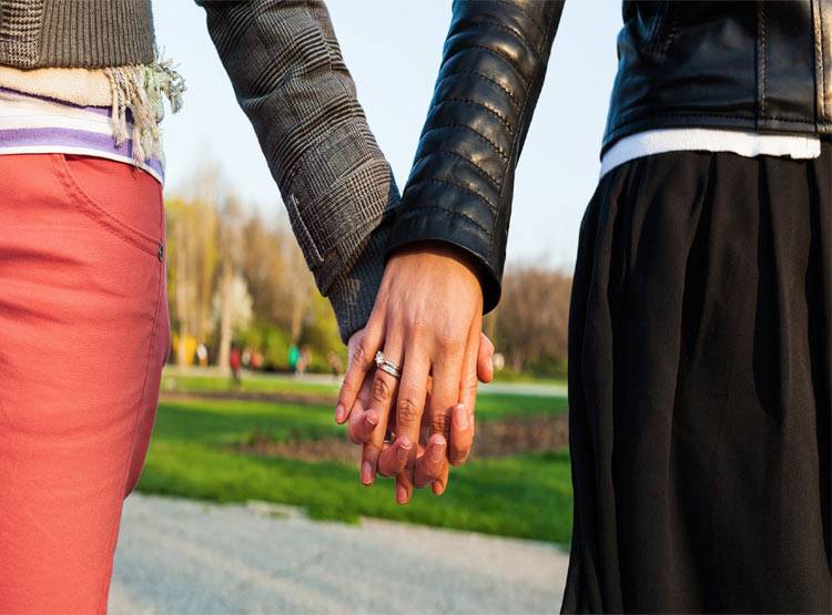 लड़की बनी दूल्हा और की महिला मित्र से शादी, चौंका देगा कारनामा