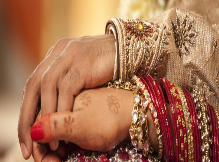 लड़की बनी दूल्हा और की महिला मित्र से शादी, चौंका देगा कारनामा