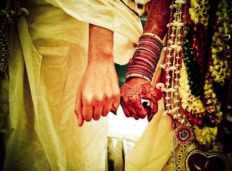 लड़की बनी दूल्हा और की महिला मित्र से शादी, चौंका देगा कारनामा