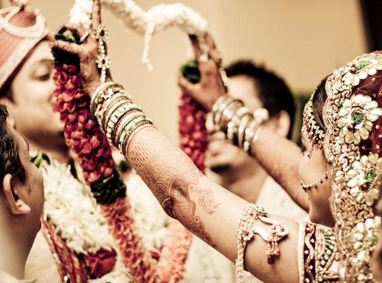 लड़की बनी दूल्हा और की महिला मित्र से शादी, चौंका देगा कारनामा