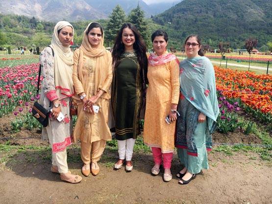 PICS: शादी के बाद पति अतहर के साथ टीना पहुंची ट्यूलिप गार्डन