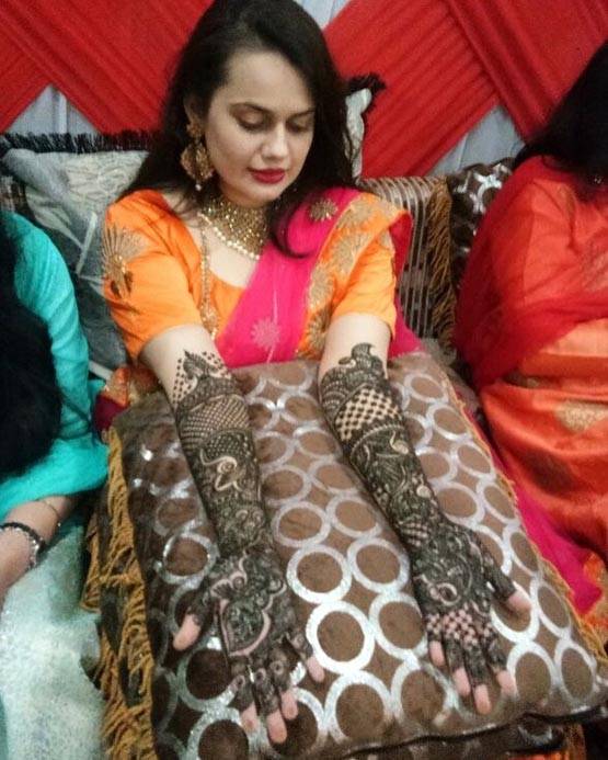 PICS: शादी के बाद पति अतहर के साथ टीना पहुंची ट्यूलिप गार्डन