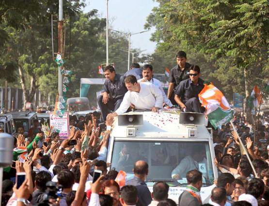 कर्नाटक में प्रचार कर रहे राहुल गांधी का देसी अंदाज देखें