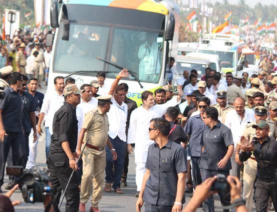 कर्नाटक में प्रचार कर रहे राहुल गांधी का देसी अंदाज देखें