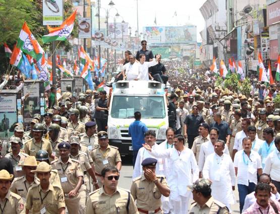 कर्नाटक में प्रचार कर रहे राहुल गांधी का देसी अंदाज देखें