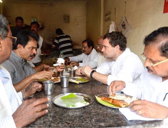 कर्नाटक में प्रचार कर रहे राहुल गांधी का देसी अंदाज देखें