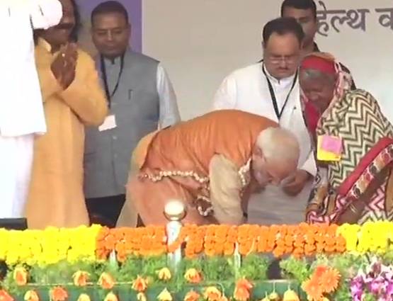 मोदी ने आदिवासी महिला को पहनाई चप्पल, देखें PHOTOS