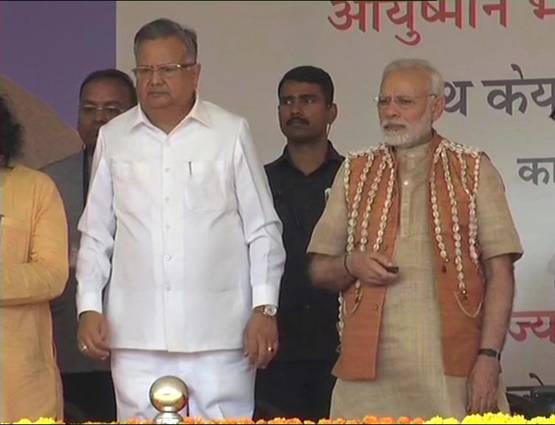 मोदी ने आदिवासी महिला को पहनाई चप्पल, देखें PHOTOS