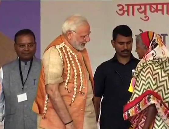 मोदी ने आदिवासी महिला को पहनाई चप्पल, देखें PHOTOS