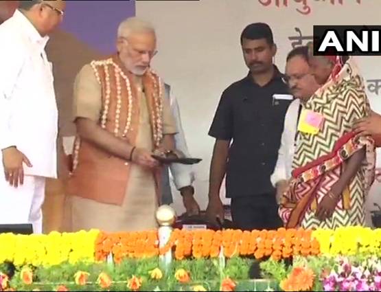 मोदी ने आदिवासी महिला को पहनाई चप्पल, देखें PHOTOS