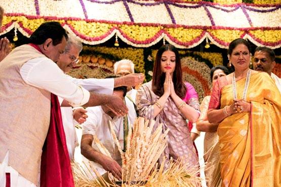 इवेंट में छाया ऐश्वर्या राय का हॉट पिंक इंडियन लुक, देखें PHOTOS