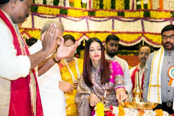 इवेंट में छाया ऐश्वर्या राय का हॉट पिंक इंडियन लुक, देखें PHOTOS