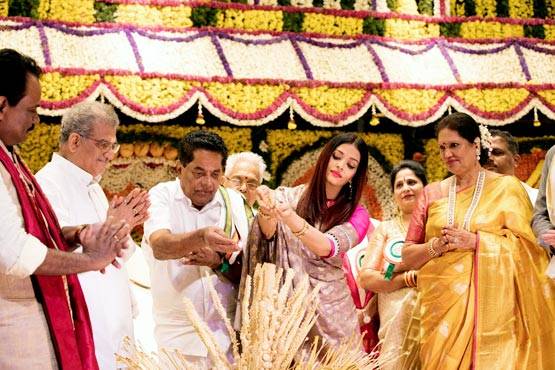 इवेंट में छाया ऐश्वर्या राय का हॉट पिंक इंडियन लुक, देखें PHOTOS