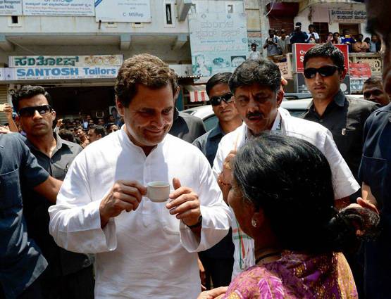 PHOTOS: राहुल गांधी ने सड़क पर चखा डोसे का स्वाद, पी कॉफी