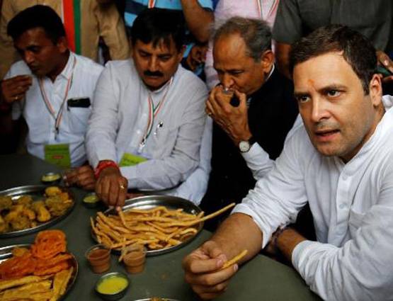 PHOTOS: राहुल गांधी ने सड़क पर चखा डोसे का स्वाद, पी कॉफी