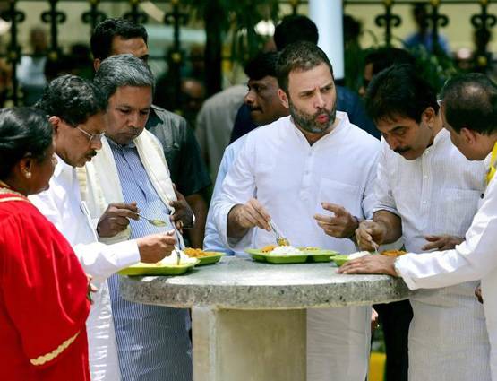 PHOTOS: राहुल गांधी ने सड़क पर चखा डोसे का स्वाद, पी कॉफी