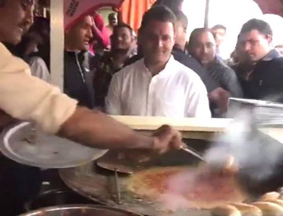 PHOTOS: राहुल गांधी ने सड़क पर चखा डोसे का स्वाद, पी कॉफी
