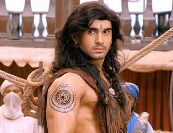 खुद को ऐसे फिट रखते हैं पोरस, सेट पर भी करते हैं एक्सरसाइज