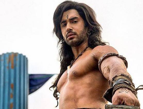 खुद को ऐसे फिट रखते हैं पोरस, सेट पर भी करते हैं एक्सरसाइज