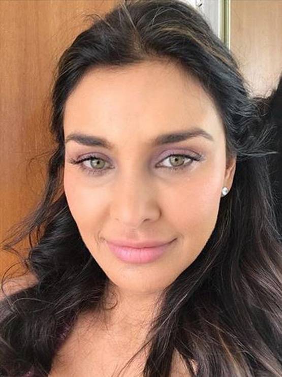 45 की हुईं लीजा रे, कभी किया था शरीर को लेकर कमेंट्स का सामना