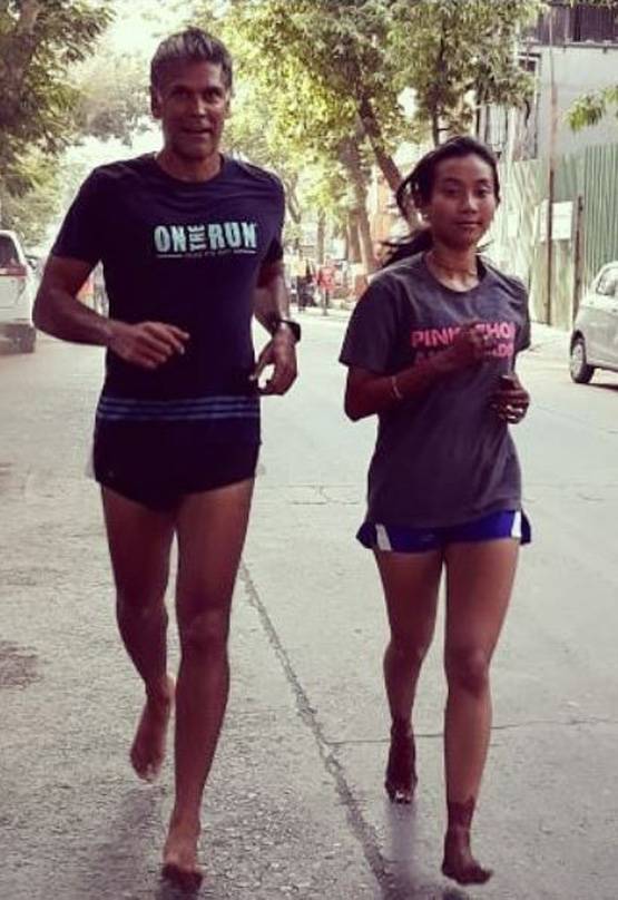 शादी के बाद पानी के अंदर पत्नी संग यूं दिखे मिलिंद, फोटो वायरल