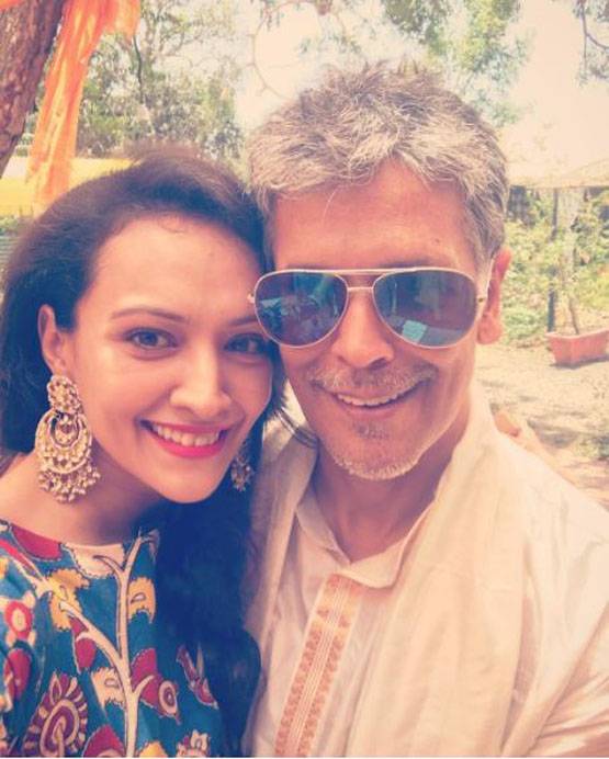 PHOTOS: 25 साल छोटी गर्लफ्रेंड संग 52 के मिलिंद सोमन के सात फेरे