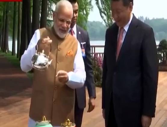 क्या केतली उठा मोदी ने जिनपिंग को बताई चाय बेचने की कहानी?