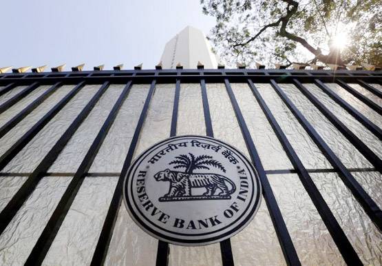 बैंक खाते को आधार से लिंक करना जरूरी है या नहीं, RBI से जानें