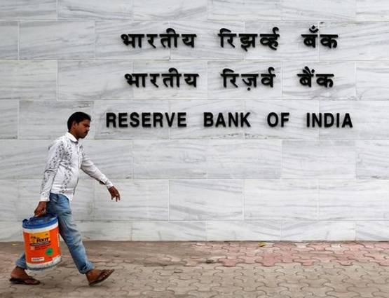 बैंक खाते को आधार से लिंक करना जरूरी है या नहीं, RBI से जानें