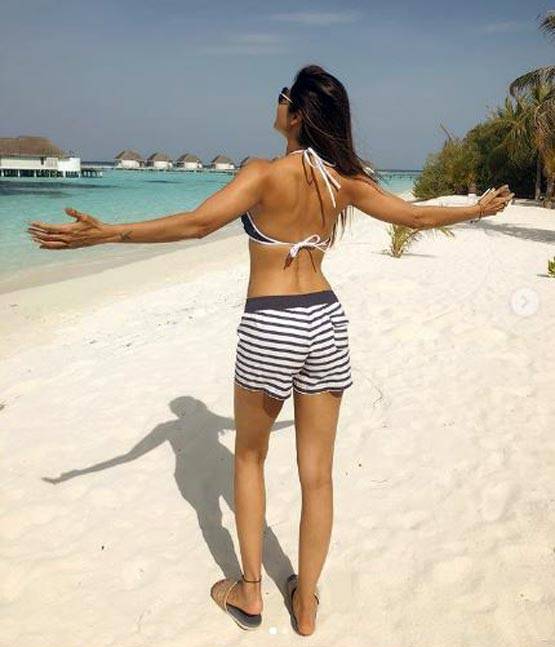 शि‍ल्पा ने उतारी शाहरुख की नकल!, बिकिनी फोटो की पोस्ट