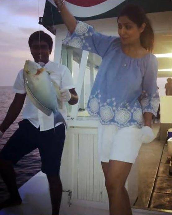 शि‍ल्पा ने उतारी शाहरुख की नकल!, बिकिनी फोटो की पोस्ट