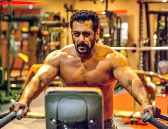 जेल के अंदर से बाहर तक सलमान के फैन, कलाई काटकर लिखा- आई लव यू