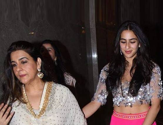 PHOTOS: ट्रेडिशनल लुक में सारा ने मां के साथ कराया फोटोशूट