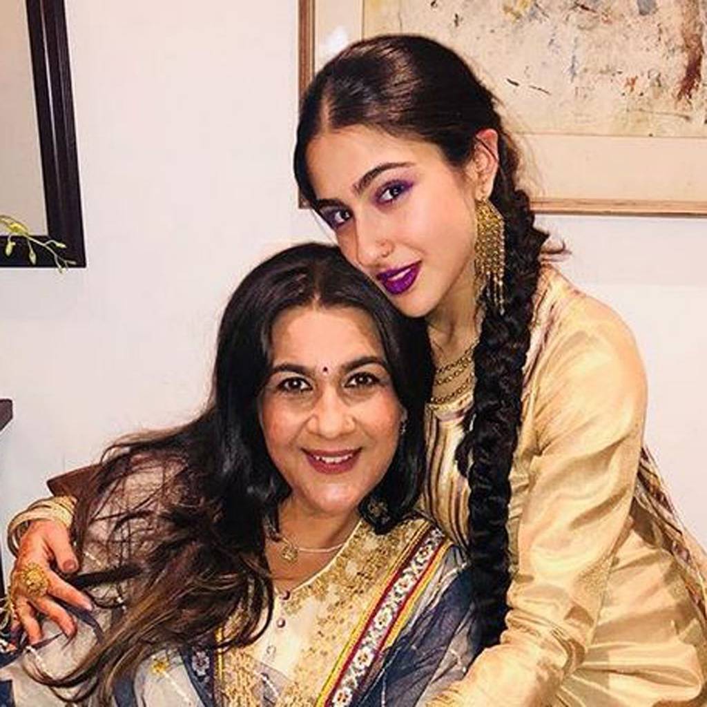 PHOTOS: ट्रेडिशनल लुक में सारा ने मां के साथ कराया फोटोशूट