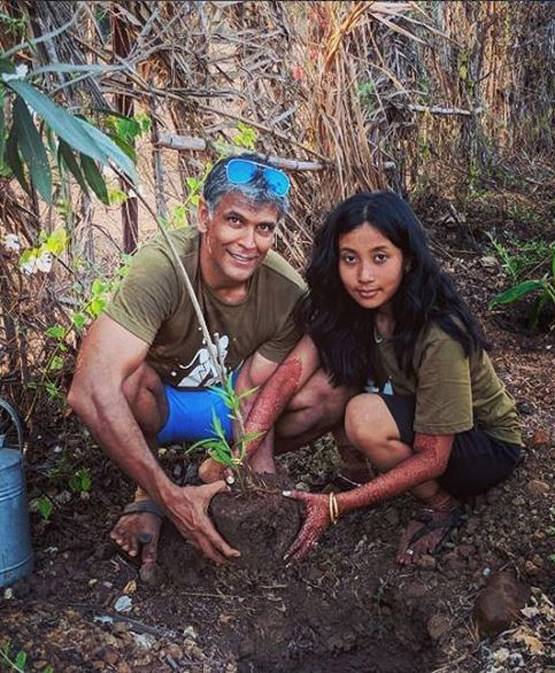 शादी के बाद पानी के अंदर पत्नी संग यूं दिखे मिलिंद, फोटो वायरल