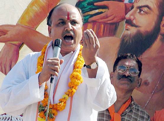 इस पूर्व जस्‍ट‍िस को मिली VHP की कमान, तोगड़िया के दल को हराया