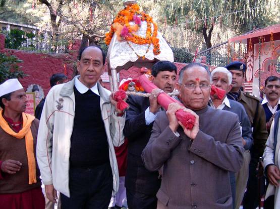 इस पूर्व जस्‍ट‍िस को मिली VHP की कमान, तोगड़िया के दल को हराया