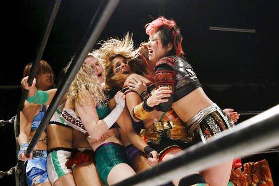 'कम कपड़ों में' दिखीं WWE महिला रेसलर, सऊदी अरब में हंगामा