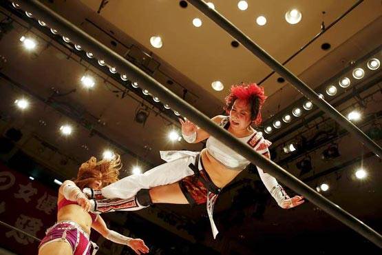 'कम कपड़ों में' दिखीं WWE महिला रेसलर, सऊदी अरब में हंगामा