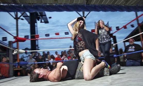 'कम कपड़ों में' दिखीं WWE महिला रेसलर, सऊदी अरब में हंगामा