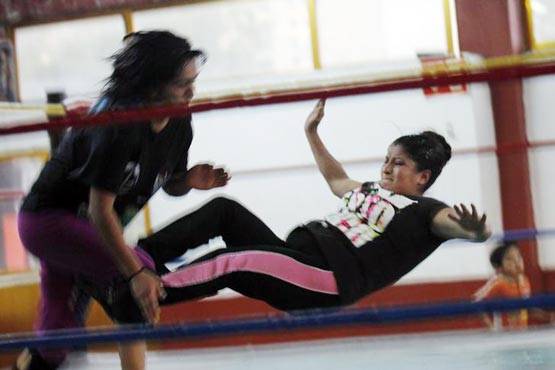 'कम कपड़ों में' दिखीं WWE महिला रेसलर, सऊदी अरब में हंगामा