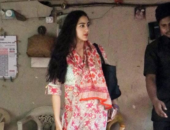 PHOTOS: पापा सैफ के साथ डायरेक्‍टर के ऑफिस पहुंचीं सारा