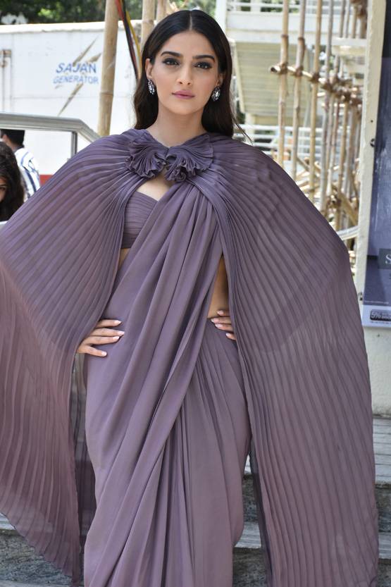 साड़ी संग केप पहनकर संजू के ट्रेलर लॉन्च पर पहुंची सोनम, PHOTOS