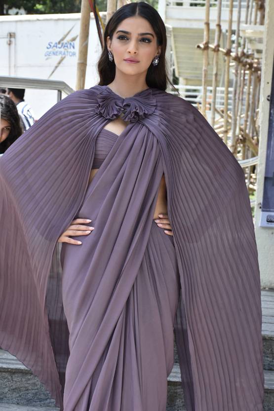 साड़ी संग केप पहनकर संजू के ट्रेलर लॉन्च पर पहुंची सोनम, PHOTOS