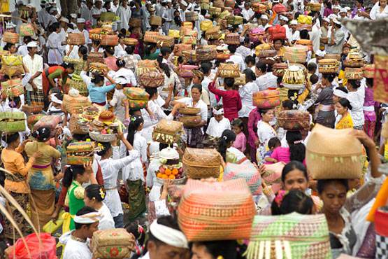 सबसे बड़ी मुस्लिम आबादी वाले देश में हिंदू धर्म का बोलबाला कैसे?