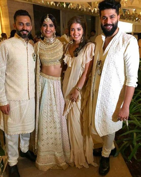 सोनम की शादी में रेखा का अंदाज, बच्चों संग खिंचाई फोटो