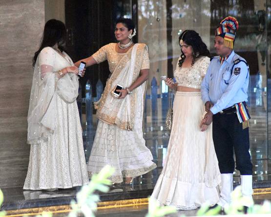 वाइट और गोल्डन लहंगे में सोनम हुईं संगीत के लिए  तैयार,देखें लुक