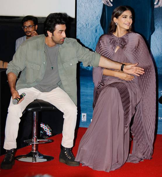 संजू के ट्रेलर लॉन्च पर दिखी सोनम-रणबीर की स्पेशल केमिस्ट्री, PHOTOS