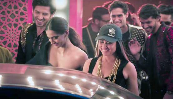 तारीफां में वुमन पावर, बोल्ड गाने में यूं दिखीं करीना और उनकी गैंग